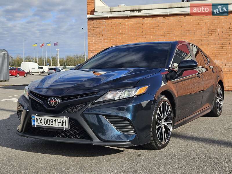 Седан Toyota Camry 2018 в Киеве