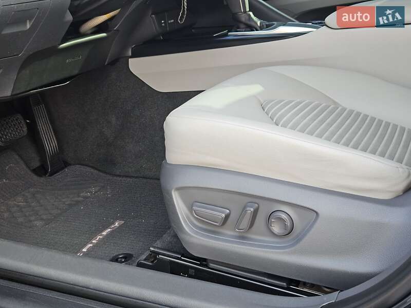 Седан Toyota Camry 2018 в Киеве