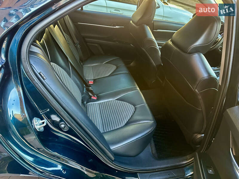 Седан Toyota Camry 2020 в Києві