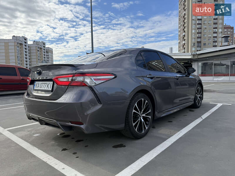 Седан Toyota Camry 2018 в Києві