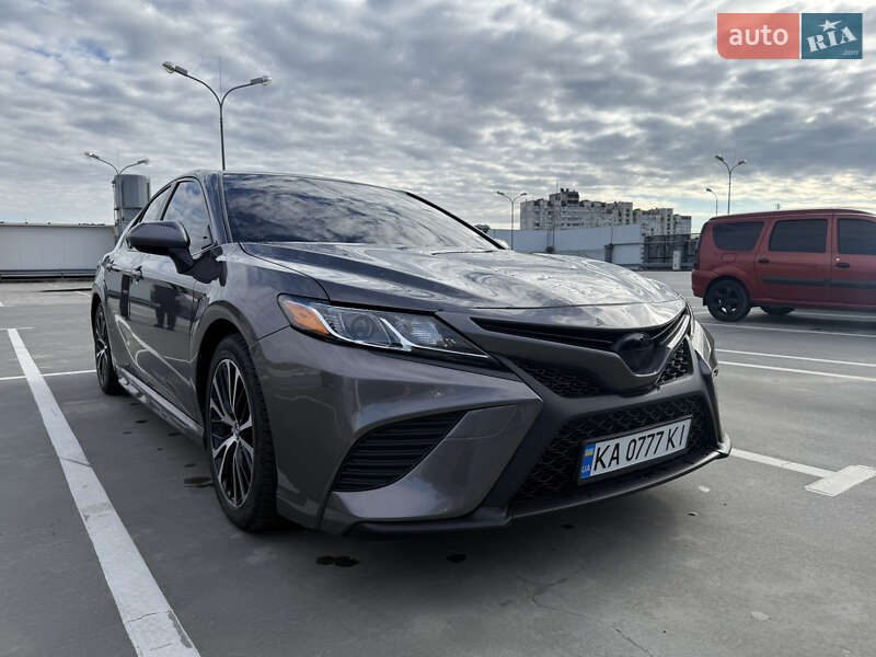 Седан Toyota Camry 2018 в Києві