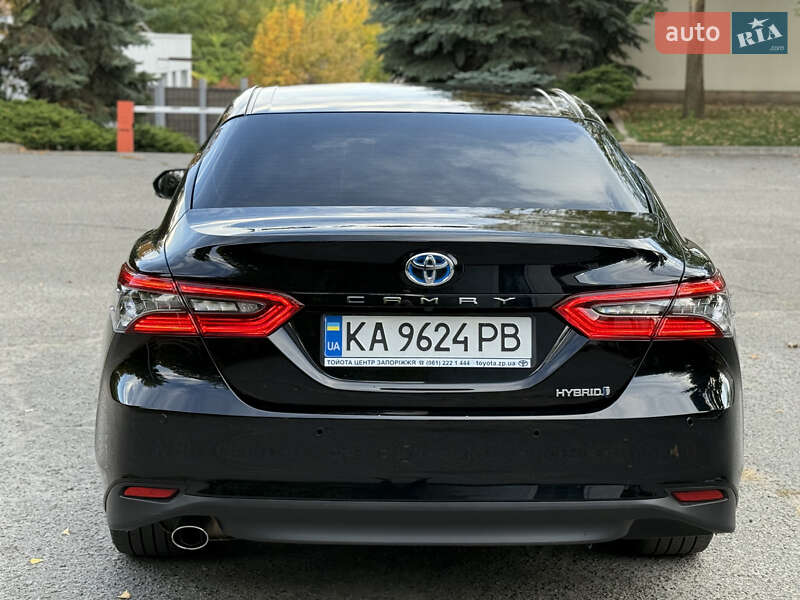Седан Toyota Camry 2023 в Дніпрі