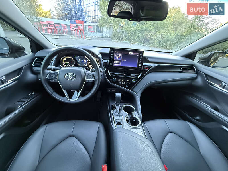 Седан Toyota Camry 2023 в Дніпрі