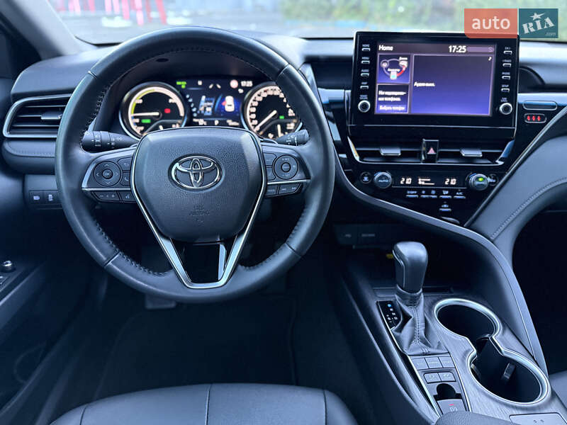 Седан Toyota Camry 2023 в Дніпрі