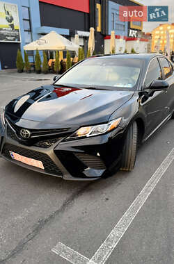 Седан Toyota Camry 2018 в Киеве