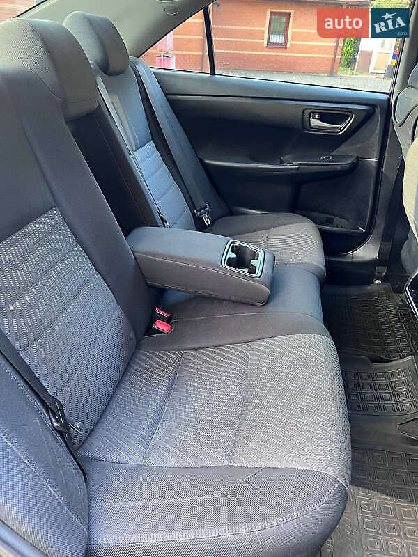 Седан Toyota Camry 2016 в Киеве