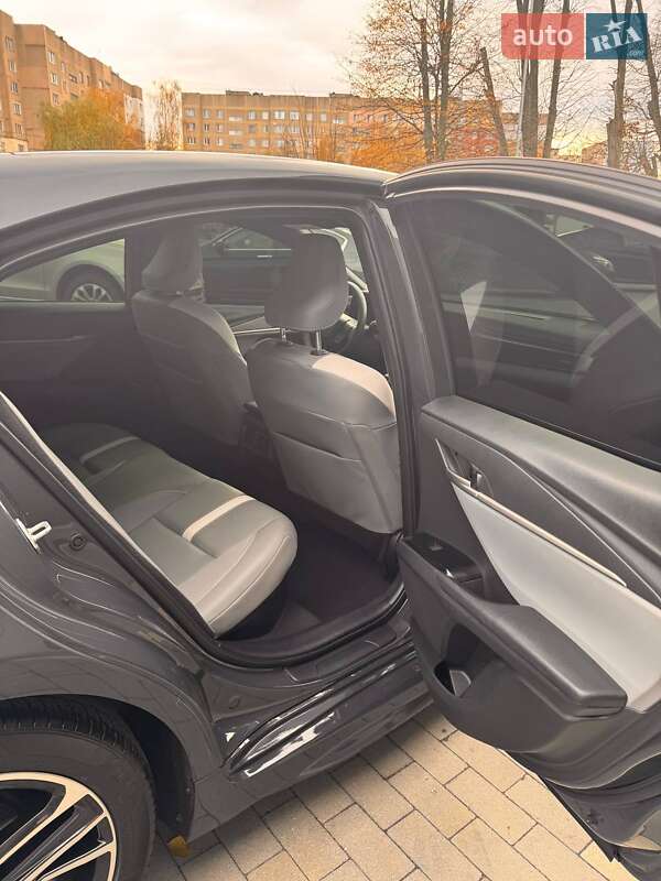 Седан Toyota Camry 2024 в Киеве