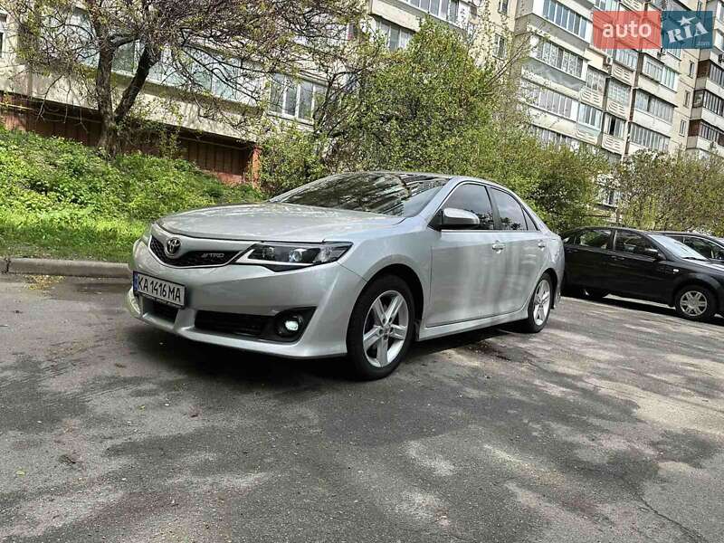 Седан Toyota Camry 2014 в Киеве