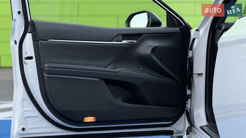 Седан Toyota Camry 2021 в Киеве