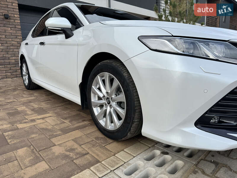 Седан Toyota Camry 2017 в Чернівцях