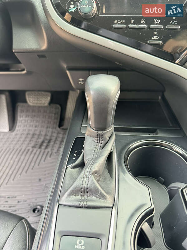 Седан Toyota Camry 2017 в Чернівцях