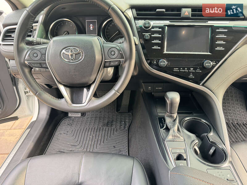 Седан Toyota Camry 2017 в Чернівцях