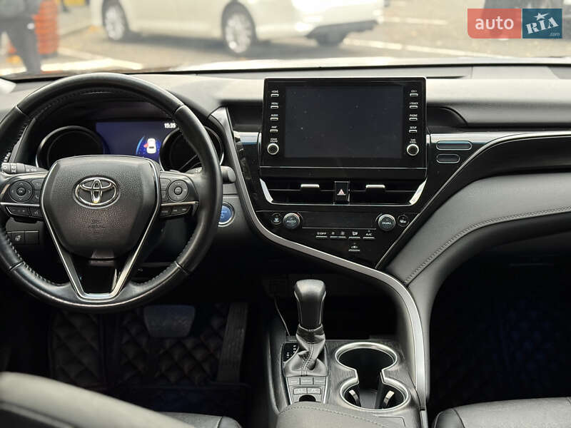 Седан Toyota Camry 2023 в Виннице
