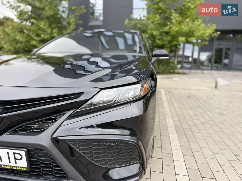 Седан Toyota Camry 2022 в Ровно