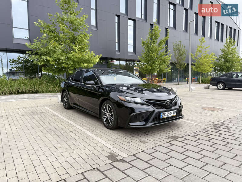 Седан Toyota Camry 2022 в Ровно