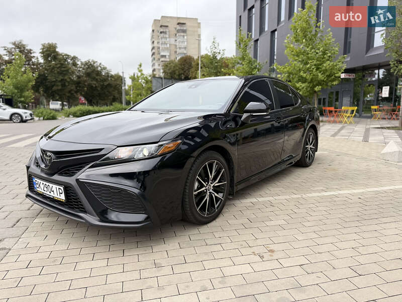Седан Toyota Camry 2022 в Ровно