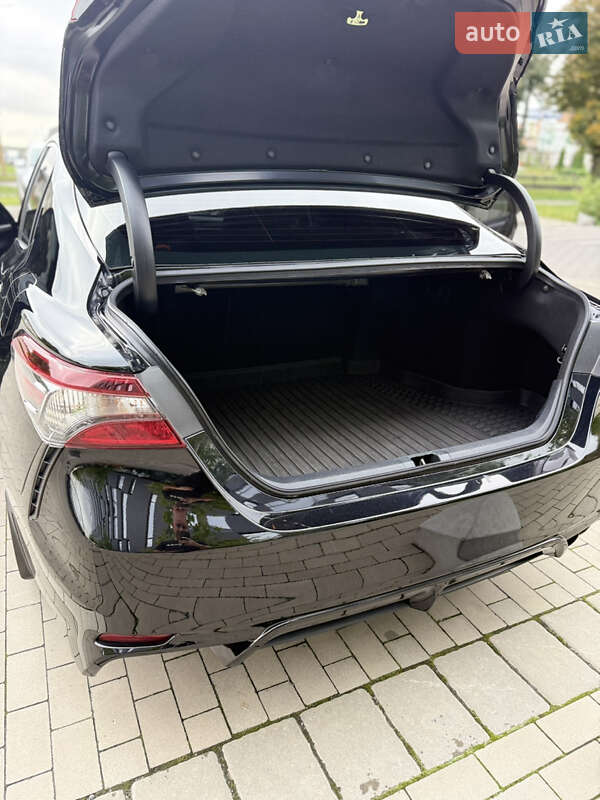 Седан Toyota Camry 2022 в Ровно