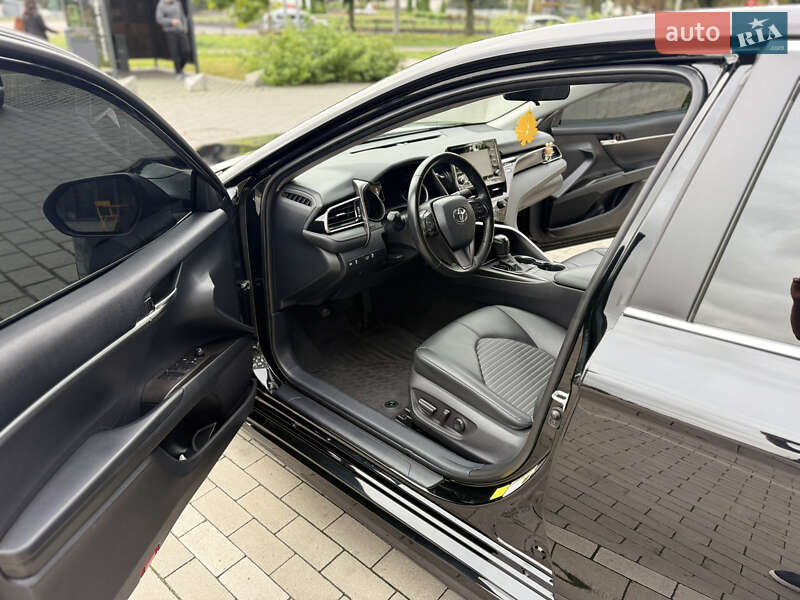 Седан Toyota Camry 2022 в Ровно