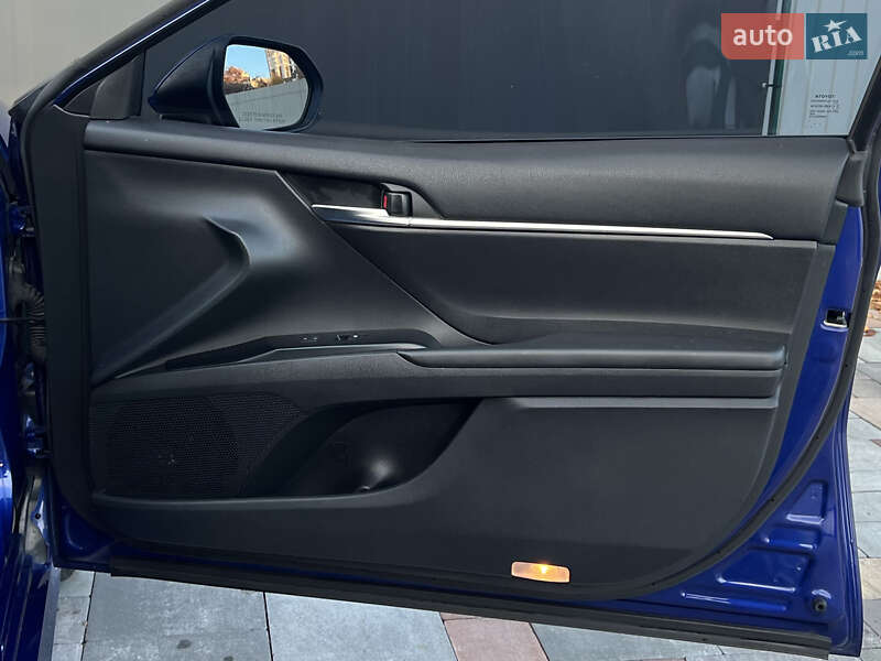 Седан Toyota Camry 2018 в Киеве