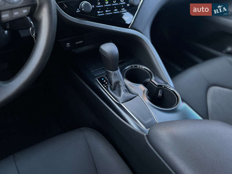 Седан Toyota Camry 2018 в Киеве