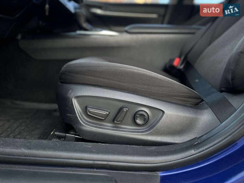 Седан Toyota Camry 2018 в Киеве