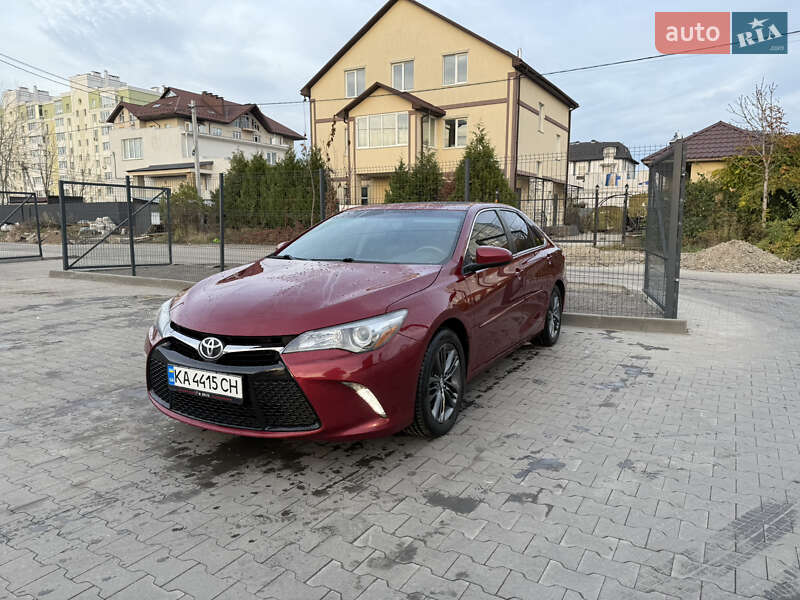 Седан Toyota Camry 2016 в Киеве