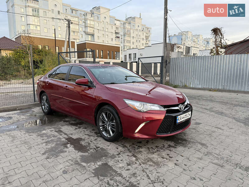 Седан Toyota Camry 2016 в Киеве