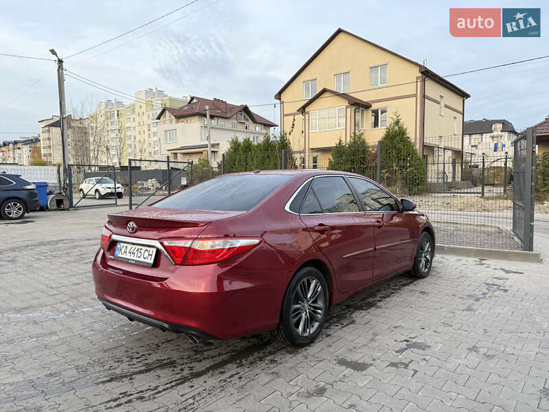 Седан Toyota Camry 2016 в Киеве
