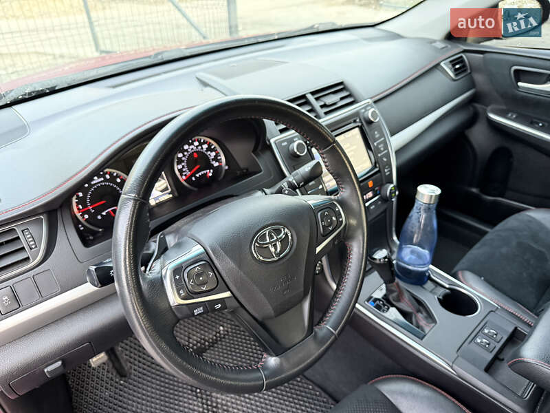 Седан Toyota Camry 2016 в Киеве