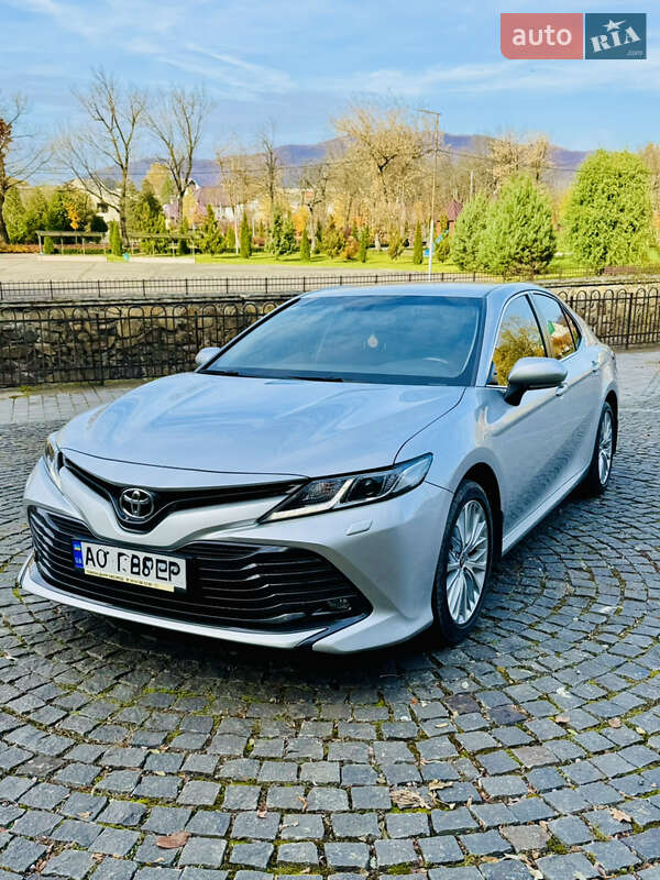 Седан Toyota Camry 2020 в Хусте