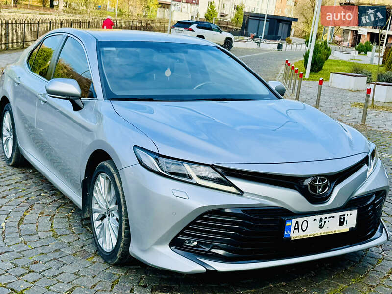 Седан Toyota Camry 2020 в Хусте