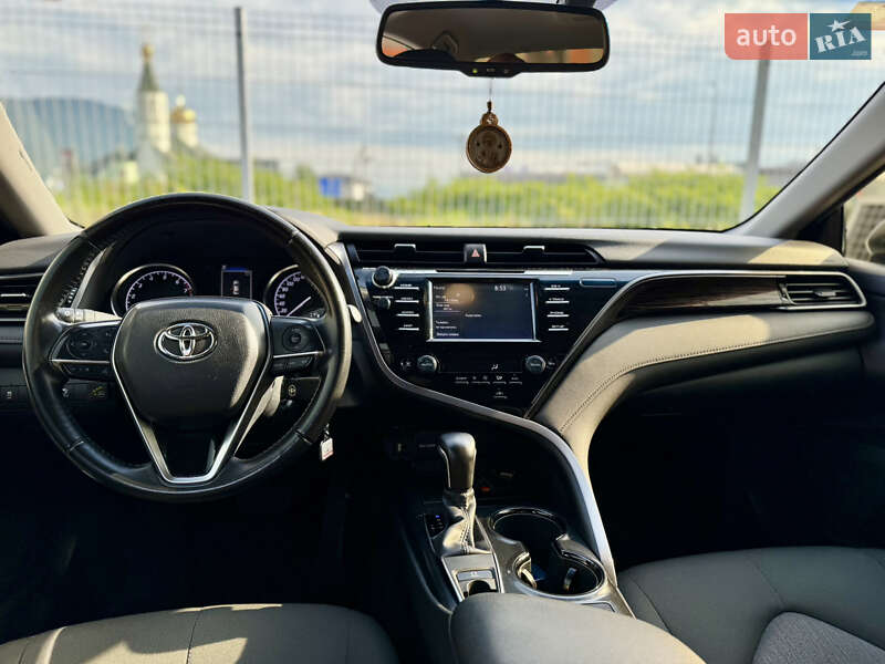 Седан Toyota Camry 2020 в Хусте