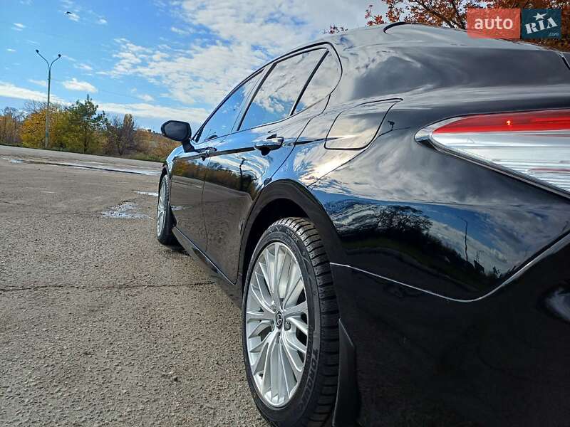 Седан Toyota Camry 2020 в Павлограде
