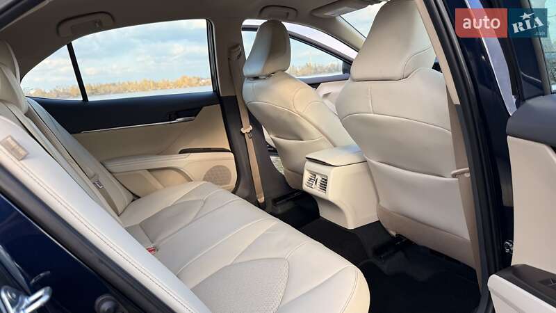 Седан Toyota Camry 2021 в Днепре