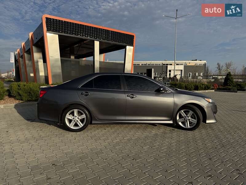 Седан Toyota Camry 2013 в Харькове