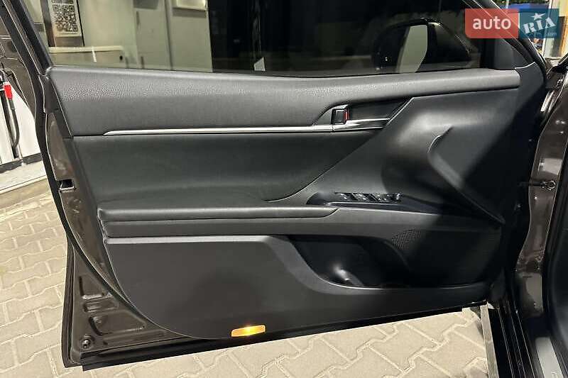 Седан Toyota Camry 2019 в Львове