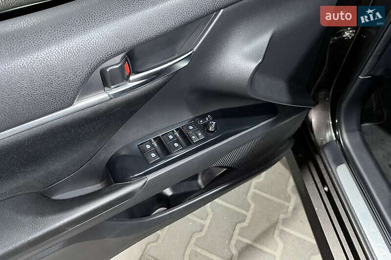 Седан Toyota Camry 2019 в Львове