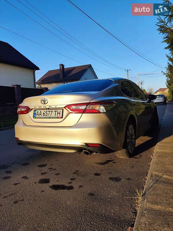 Седан Toyota Camry 2017 в Киеве