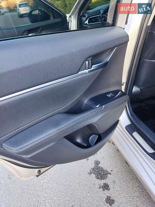 Седан Toyota Camry 2017 в Киеве