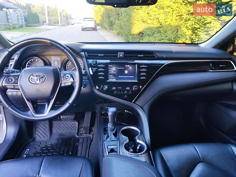 Седан Toyota Camry 2017 в Киеве