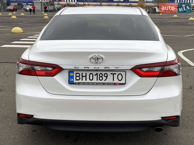 Седан Toyota Camry 2023 в Киеве