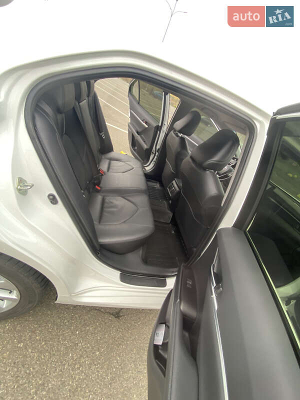 Седан Toyota Camry 2023 в Киеве