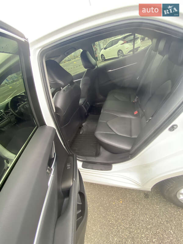 Седан Toyota Camry 2023 в Киеве