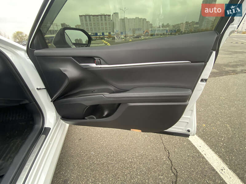 Седан Toyota Camry 2023 в Киеве