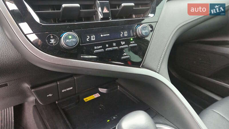 Седан Toyota Camry 2023 в Кропивницком