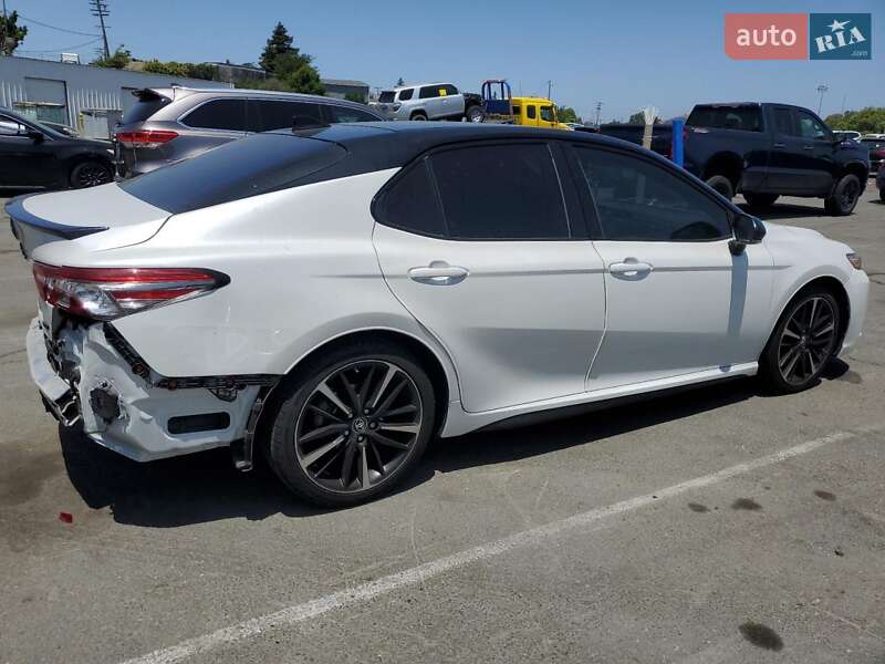 Седан Toyota Camry 2019 в Киеве