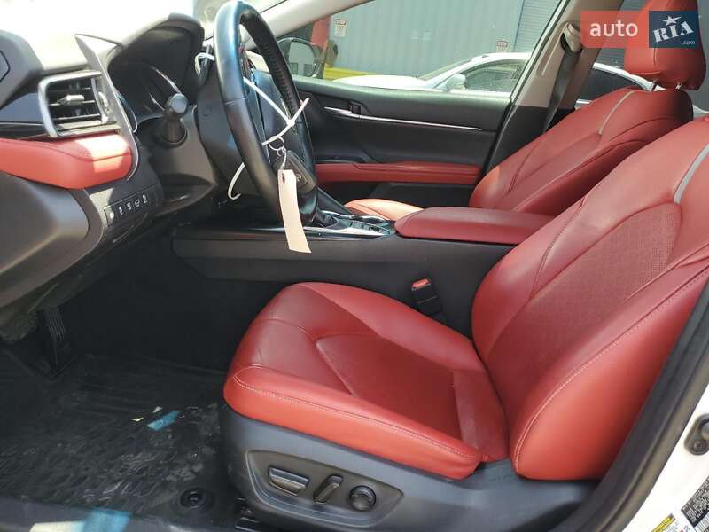 Седан Toyota Camry 2019 в Киеве