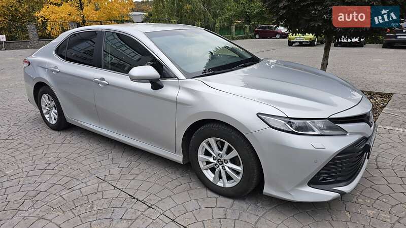 Седан Toyota Camry 2018 в Киеве
