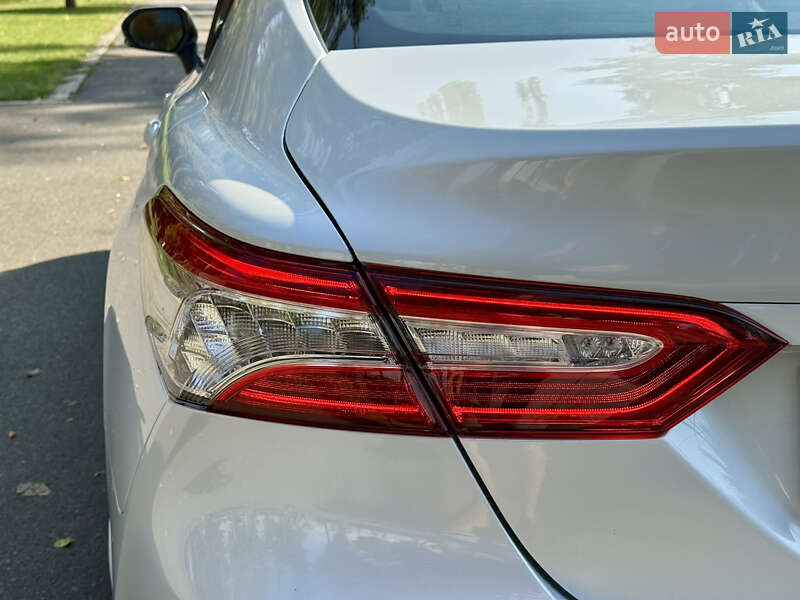 Седан Toyota Camry 2019 в Киеве