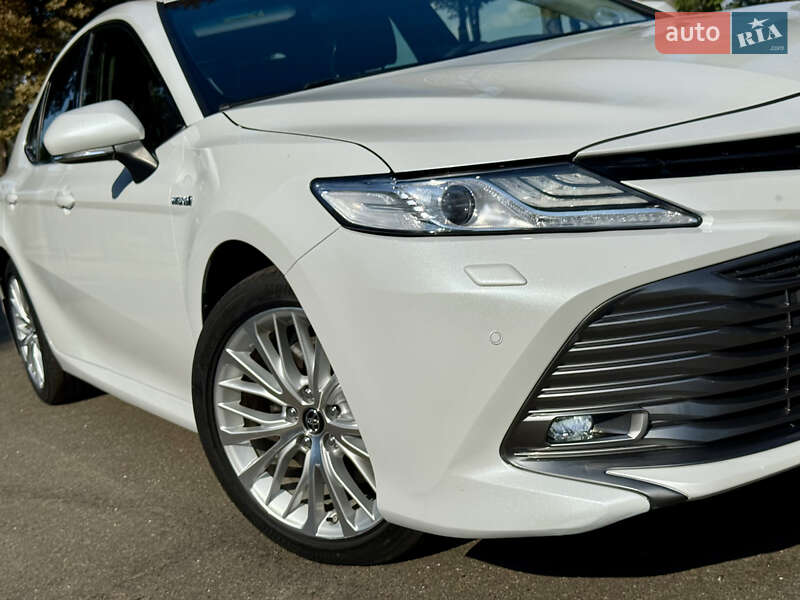 Седан Toyota Camry 2019 в Киеве